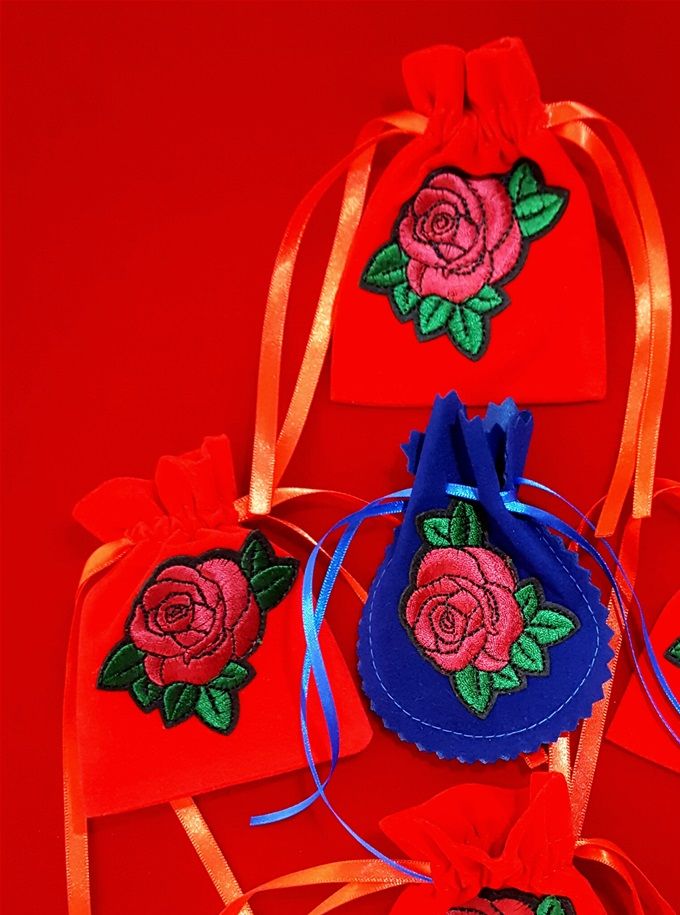 Velvet gift bags, set of 5, 20 euros, + another 3 free gifts.