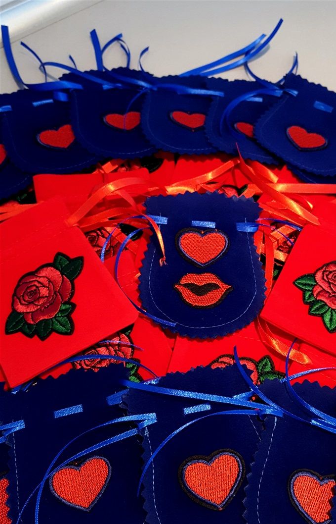 Velvet gift bags, 4 euros a piece the blue ones, 5 euros a piece the red ones. If you prefer them simple, not printed, just simple blue or simple red, 3 euros the blue ones, 4 euros de red ones.