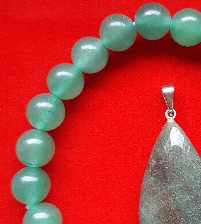 Green aventurine natural crystal gemstones, 55 euros per set, or 30 euros the bracelet, and 25 euros the pendant necklace, for Abundance & Prosperity, + another 4 free gifts